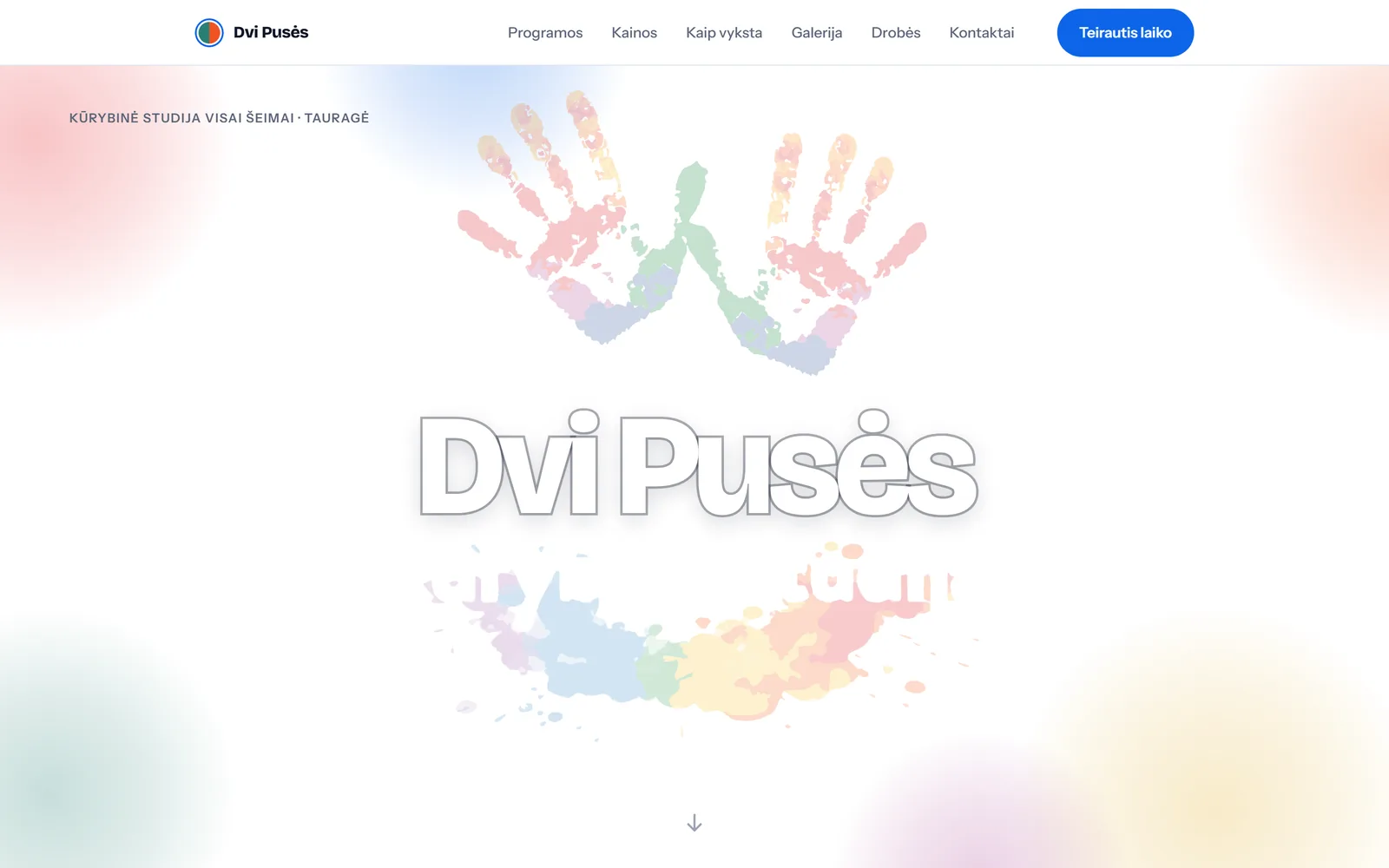Dvi Pusės svetainės pradžios ekranas: spalvoti delniukai ir užrašas „Dvi Pusės“